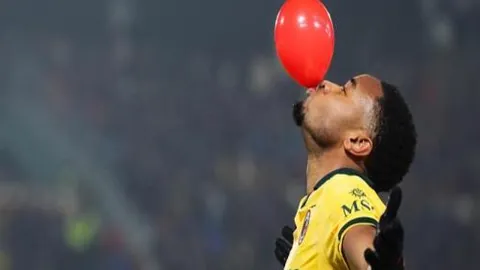 滕哈赫与球员关系更近 阿莫林坚守职业分际